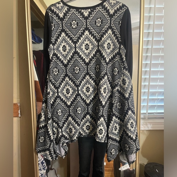 Lightweight 3/4 sleeve boutique sweater - Picture 2 of 4